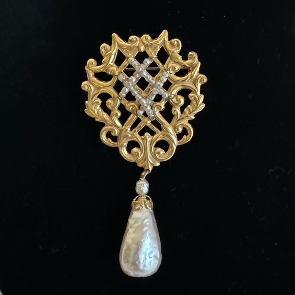 Vintage Gold Crest Brooch Pear Baroque Pearl Drop Designer Miriam Haskell Pin - Picture 2 of 9